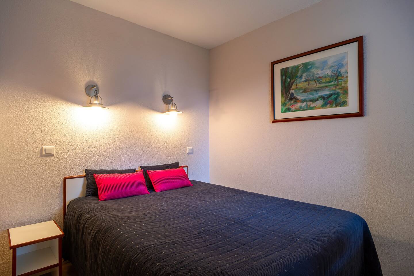 Chambre avec lit double 140×190 et bureau
